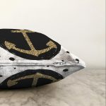 - Sonil-K-7133-Gorsel3 - Realhomes  Siyah Zeminli Gold Çapa Desenli Dijital Baskılı Modern Raşel Kadife Yastık Kırlent Kılıfı Realhomes