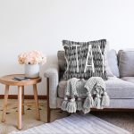 - Sonil-K-7134-Gorsel2 - Realhomes Siyah Beyaz Zeminli Onedraw Çizimli Stay Yazılı Modern Raşel Kadife Yastık Kırlent Kılıfı Realhomes