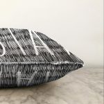 - Sonil-K-7134-Gorsel3 - Realhomes Siyah Beyaz Zeminli Onedraw Çizimli Stay Yazılı Modern Raşel Kadife Yastık Kırlent Kılıfı Realhomes