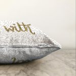 - Sonil-K-7135-Gorsel3 - Realhomes Beyaz Zeminli Gold Renkli With Yazılı Dijital Baskılı Modern Raşel Kadife Yastık Kırlent Kılıfı Realhomes