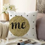 Beyaz Zeminde Gold Renkli Me Yazılı Dijital Baskılı Modern Raşel Kadife Yastık Kırlent Kılıfı Realhomes