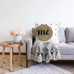 Beyaz Zeminde Gold Renkli Me Yazılı Dijital Baskılı Modern Raşel Kadife Yastık Kırlent Kılıfı Realhomes