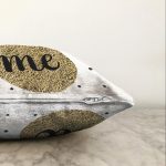 Beyaz Zeminde Gold Renkli Me Yazılı Dijital Baskılı Modern Raşel Kadife Yastık Kırlent Kılıfı Realhomes