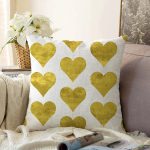 - Sonil-K-7138-Gorsel1 - Realhomes Beyaz Zeminli Gold Renkli Kalp Desenli Dijital Baskılı Modern Raşel Kadife Kırlent Kılıfı Realhomes