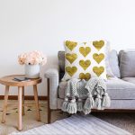 - Sonil-K-7138-Gorsel2 - Realhomes Beyaz Zeminli Gold Renkli Kalp Desenli Dijital Baskılı Modern Raşel Kadife Kırlent Kılıfı Realhomes