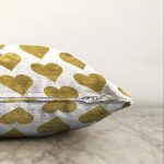 - Sonil-K-7138-Gorsel3 - Realhomes Beyaz Zeminli Gold Renkli Kalp Desenli Dijital Baskılı Modern Raşel Kadife Kırlent Kılıfı Realhomes