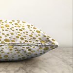 Beyaz Zemin Üzerinde Gold Renkli Puantiye Desenli Modern Raşel Kadife Yastık Kırlent Kılıfı Realhomes