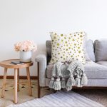 Beyaz Zeminli Gold Renkli Çoklu Yıldız Detayli Modern Raşel Kadife Yastık Kırlent Kılıfı Realhomes