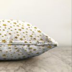 Beyaz Zeminli Gold Renkli Çoklu Yıldız Detayli Modern Raşel Kadife Yastık Kırlent Kılıfı Realhomes