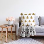 Beyaz Zeminde Gold Renkli Çam Ağacı Desenli Dijital Baskılı Modern Raşel Kadife Kırlent Kılıfı Realhomes