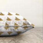 Beyaz Zeminde Gold Renkli Çam Ağacı Desenli Dijital Baskılı Modern Raşel Kadife Kırlent Kılıfı Realhomes