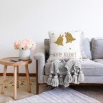 Beyaz Zeminde Gold Renkli Çan Desenli Dijital Baskılı Modern Raşel Kadife Yastık Kırlent Kılıfı Realhomes