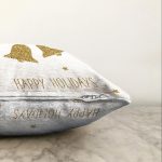 Beyaz Zeminde Gold Renkli Çan Desenli Dijital Baskılı Modern Raşel Kadife Yastık Kırlent Kılıfı Realhomes