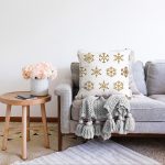 Beyaz Zeminde Gold Renkli Kar Tanesi Desenli Dijital Baskılı Modern Raşel Kadife Kırlent Kılıfı Realhomes