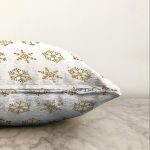 Beyaz Zeminde Gold Renkli Kar Tanesi Desenli Dijital Baskılı Modern Raşel Kadife Kırlent Kılıfı Realhomes