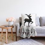 - Sonil-K-7149-Gorsel2 - Realhomes  Beyaz Zeminde Siyah Renkli Geyik Desenli Dijital Baskılı Modern Raşel Kadife Yastık Kılıfı Realhomes