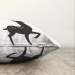 - Sonil-K-7149-Gorsel3 - Realhomes  Beyaz Zeminde Siyah Renkli Geyik Desenli Dijital Baskılı Modern Raşel Kadife Yastık Kılıfı Realhomes