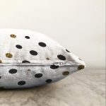 - Sonil-K-7151-Gorsel3 - Realhomes Beyaz Zeminde Gold Ve Siyah Renkli Pauntiyeler Modern Raşel Kadife Yastık Kırlent Kılıfı Realhomes