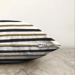 - Sonil-K-7152-Gorsel3 - Realhomes Beyaz Zemin Üzerinde Gold Ve Siyah Renkli Çizgiler Modern Raşel Kadife Yastık Kırlent Kılıfı Realhomes