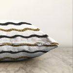 - Sonil-K-7153-Gorsel3 - Realhomes Beyaz Zemin Üzerinde Gold Ve Siyah Renkli Çizgiler Modern Raşel Kadife Yastık Kırlent Kılıfı Realhomes