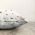 - Sonil-K-7154-Gorsel3 - Realhomes  Beyaz Zemin Üzerinde Gold Yıldızlı Dijital Baskılı Modern Raşel Kadife Yastık Kırlent Kılıfı Realhomes