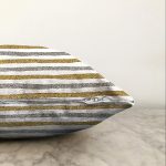 - Sonil-K-7155-Gorsel3 - Realhomes Beyaz Zeminde Gold Ve Siyah Çizgili Dijital Baskılı Modern Raşel Kadife Yastık Kırlent Kılıfı Realhomes