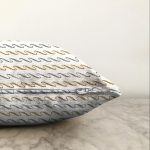 Beyaz Zeminde Gold Ve Siyah Çizgili Dijital Baskılı Modern Raşel Kadife Yastık Kırlent Kılıfı Realhomes