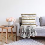 Beyaz Zeminde Gold Çizgili Dijital Baskılı Modern Raşel Kadife Yastık Kırlent Kılıfı Realhomes