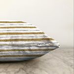 Beyaz Zeminde Gold Çizgili Dijital Baskılı Modern Raşel Kadife Yastık Kırlent Kılıfı Realhomes