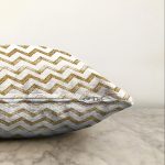 - Sonil-K-7160-Gorsel3 - Realhomes  Beyaz Zeminde Gold Zigzag Desenli Dijital Baskılı Modern Raşel Kadife Yastık Kırlent Kılıfı Realhomes