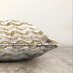 Beyaz Zeminde Gold Çizgili Dijital Baskılı Modern Raşel Kadife Yastık Kırlent Kılıfı Realhomes
