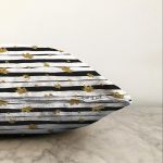 - Sonil-K-7164-Gorsel3 - Realhomes  Siyah Beyaz Zeminli Gold Yaprak Desenli Dijital Baskılı Modern Raşel Kadife Yastık Kılıfı Realhomes