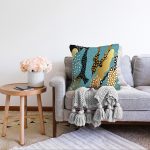 - Sonil-K-7171-Gorsel2 - Realhomes  Renkli Zeminde Gold Detaylı Dijital Baskılı Modern Raşel Kadife Yastık Kırlent Kılıfı Realhomes