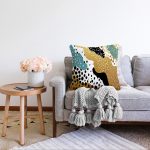 Sıyah Beyaz Zeminde Gold Detaylı Renkli Çizim Dijital Baskılı Modern Raşel Kadife Yastık Kılıfı Realhomes