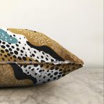 Sıyah Beyaz Zeminde Gold Detaylı Renkli Çizim Dijital Baskılı Modern Raşel Kadife Yastık Kılıfı Realhomes