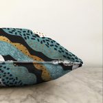 Sıyah Beyaz Zeminde Gold Detaylı Renkli Çizim Dijital Baskılı Modern Raşel Kadife Yastık Kılıfı Realhomes