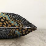 Sıyah Beyaz Zeminde Gold Detaylı Renkli Çizim Dijital Baskılı Modern Raşel Kadife Yastık Kılıfı Realhomes