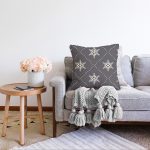 Gri Zeminli Kar Tanesi Desenli Dijital Baskılı Modern Raşel Kadife Yastık Kırlent Kılıfı Realhomes