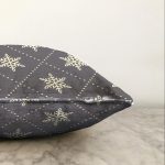 Gri Zeminli Kar Tanesi Desenli Dijital Baskılı Modern Raşel Kadife Yastık Kırlent Kılıfı Realhomes
