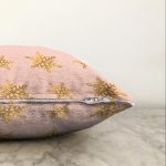 - Sonil-K-7176-Gorsel3 - Realhomes  Pudra Zeminde Gold Renkli Kar Tanesi Desenli Dijital Baskılı Modern Raşel Kadife Kırlent Kılıfı Realhomes