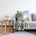 Renkli Zemin Uzerinde Onedraw Çizimli Dijital Baskılı Modern Raşel Kadife Yastık Kırlent Kılıfı Realhomes