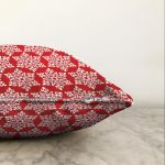Kırmızı Zemin Üzerinde Beyaz Kartanesi Desenli Modern Raşel Kadife Yastık Kırlent Kılıfı Realhomes