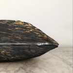 Gri Siyah Zemin Üzerinde Gold Detaylı Çizim Desenli Raşel Kadife Yastık Kırlent Kılıfı Realhomes