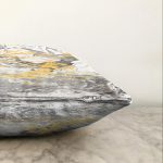 - Sonil-K-7192-Gorsel3 - Realhomes  Gri Zemin Üzerinde Gold Detaylı Soft Çizim Desenli Modern Raşel Kadife Yastık Kırlent Kılıfı Realhomes