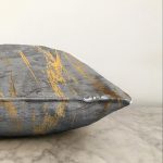 Antrasit Zemin Üzerinde Gold Detaylı Çizim Desenli Modern Raşel Kadife Yastık Kırlent Kılıfı Realhomes