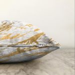 Gri Beyaz Zemin Üzerinde Gold Detaylı Çizim Desenli Raşel Kadife Yastık Kırlent Kılıfı Realhomes