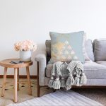 Renkli Zemin Üzerinde Üçgen Desenli Dijital Baskılı Modern Raşel Kadife Yastık Kırlent Kılıfı Realhomes