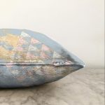 Renkli Zemin Üzerinde Üçgen Desenli Dijital Baskılı Modern Raşel Kadife Yastık Kırlent Kılıfı Realhomes