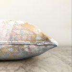 - Sonil-K-7196-Gorsel3 - Realhomes  Renkli Zemin Üzerinde Üçgen Desenli Dijital Baskılı Modern Raşel Kadife Yastık Kırlent Kılıfı Realhomes