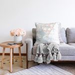 - Sonil-K-7197-Gorsel2 - Realhomes  Renkli Zemin Üzerinde Üçgen Desenli Dijital Baskılı Modern Raşel Kadife Yastık Kırlent Kılıfı Realhomes